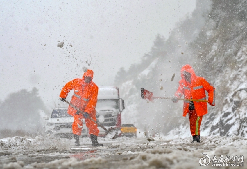 双峰县井字镇黄巢村，路政人员在撒盐除雪