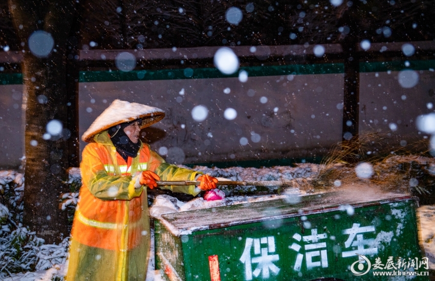 凌晨，顶着风雪劳作的环卫工人