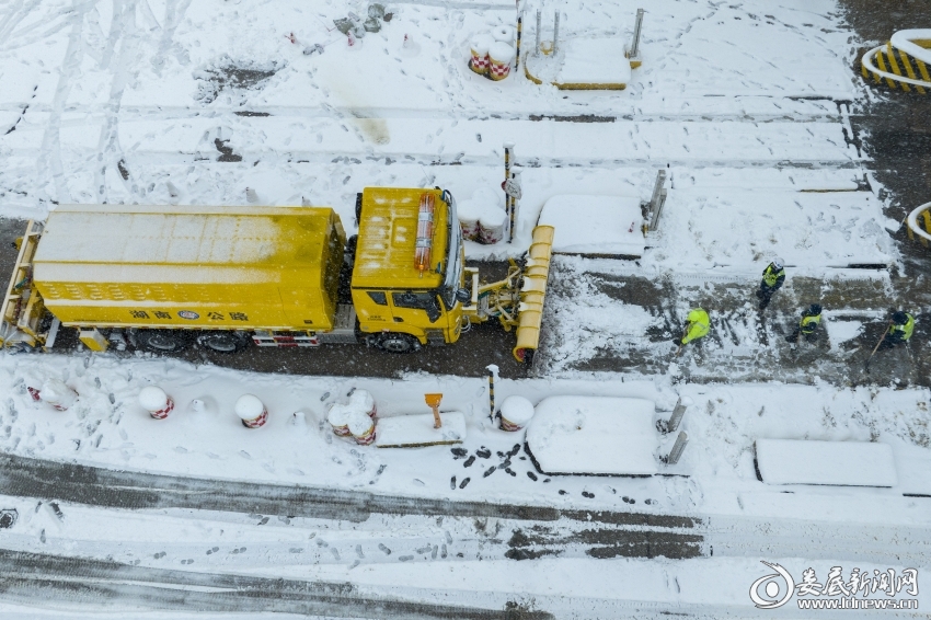 在长芷高速娄底北收费站，除雪车在作业，保障道路畅通