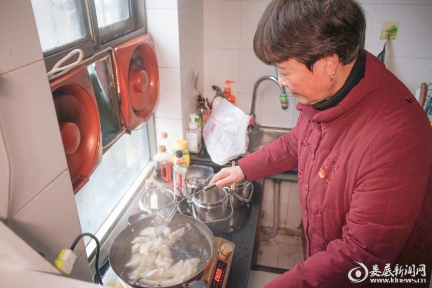 图为舒促伍正在煮水饺